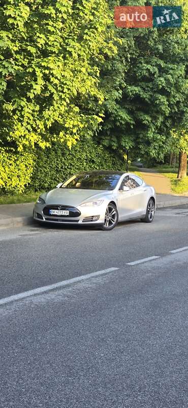 Лифтбек Tesla Model S 2015 в Ровно
