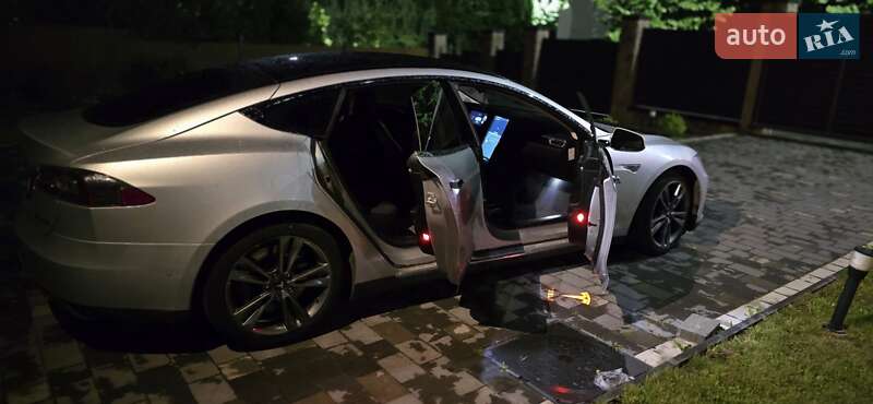 Ліфтбек Tesla Model S 2015 в Рівному