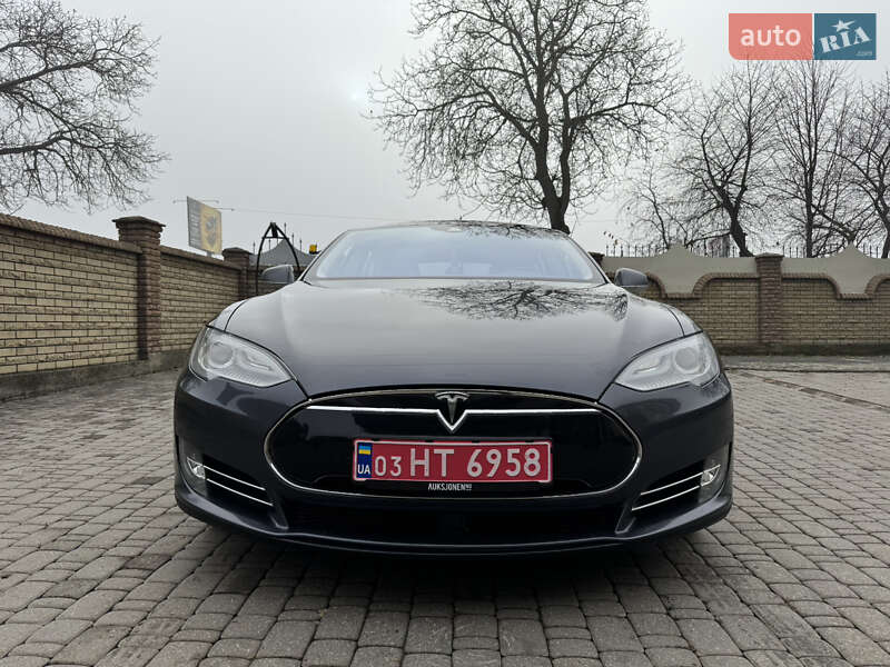 Ліфтбек Tesla Model S 2015 в Чернівцях