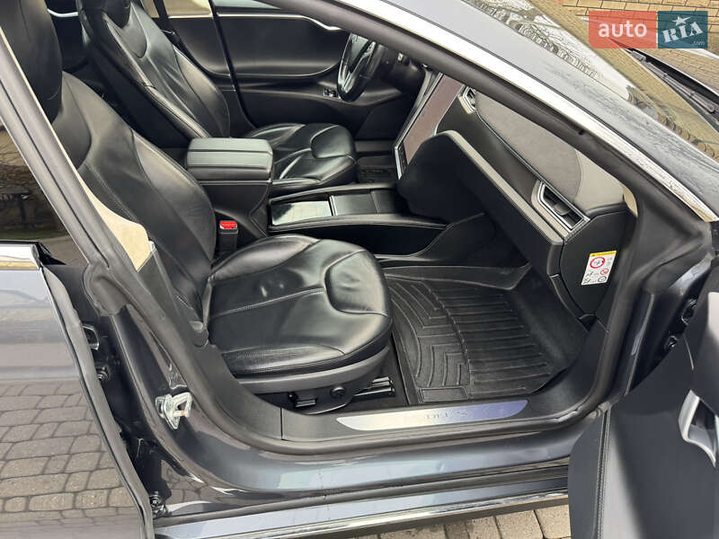 Ліфтбек Tesla Model S 2015 в Чернівцях