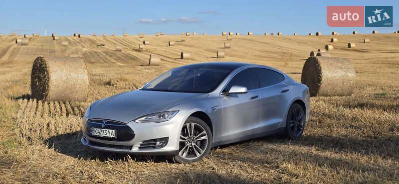 Лифтбек Tesla Model S 2015 в Ровно