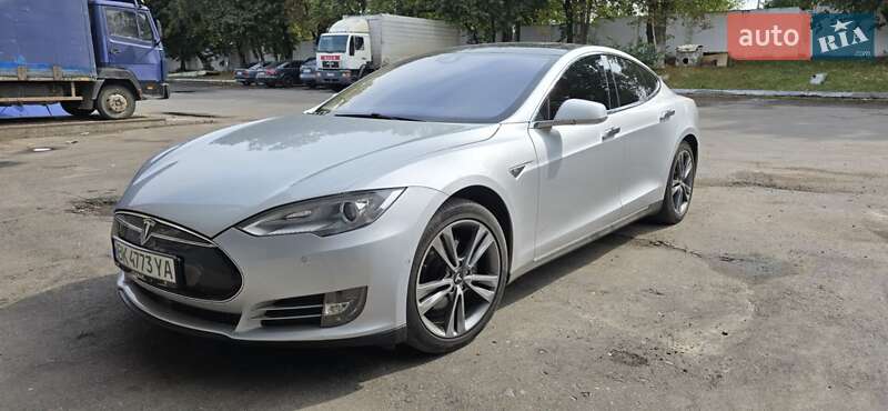 Лифтбек Tesla Model S 2015 в Ровно