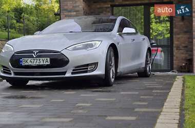 Лифтбек Tesla Model S 2015 в Ровно