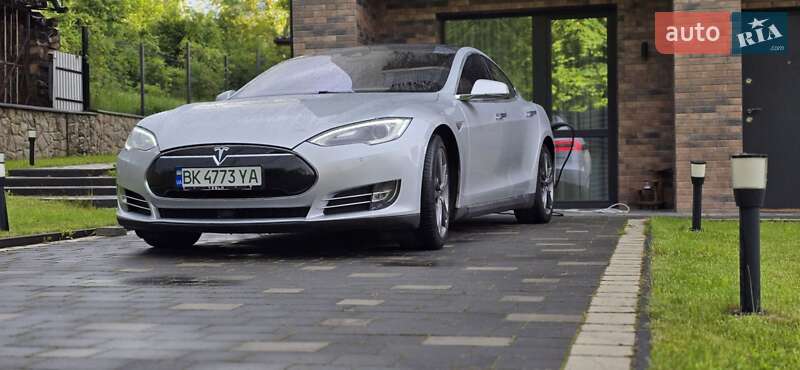 Ліфтбек Tesla Model S 2015 в Рівному