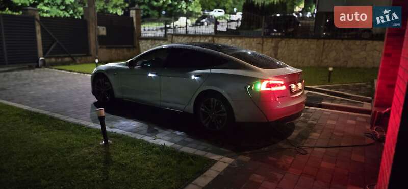 Лифтбек Tesla Model S 2015 в Ровно