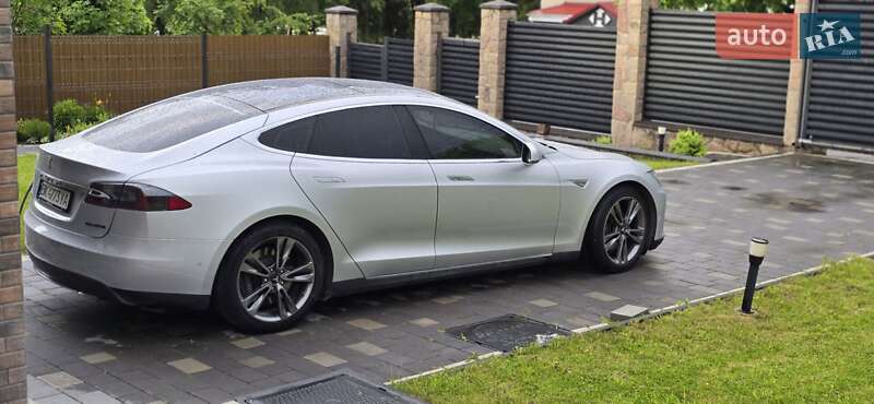 Лифтбек Tesla Model S 2015 в Ровно