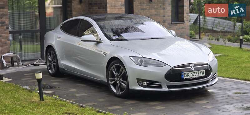 Лифтбек Tesla Model S 2015 в Ровно