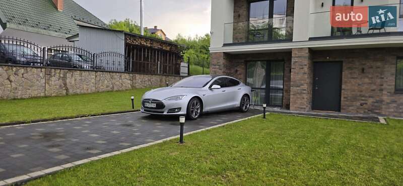Лифтбек Tesla Model S 2015 в Ровно