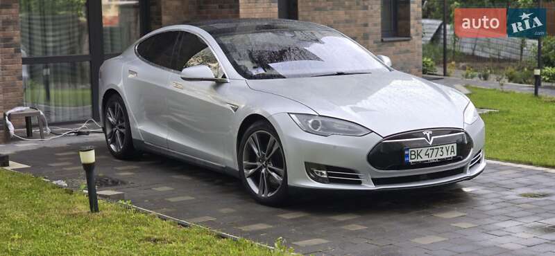 Лифтбек Tesla Model S 2015 в Ровно