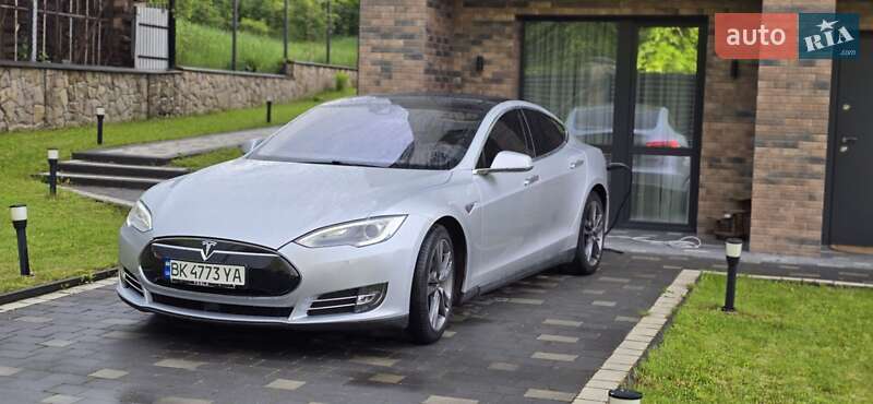 Лифтбек Tesla Model S 2015 в Ровно