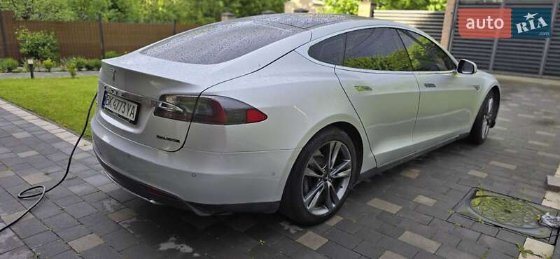 Лифтбек Tesla Model S 2015 в Ровно