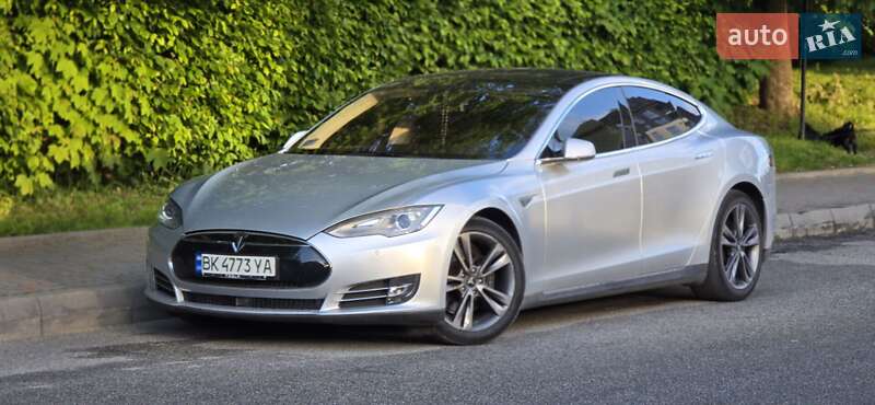 Лифтбек Tesla Model S 2015 в Ровно