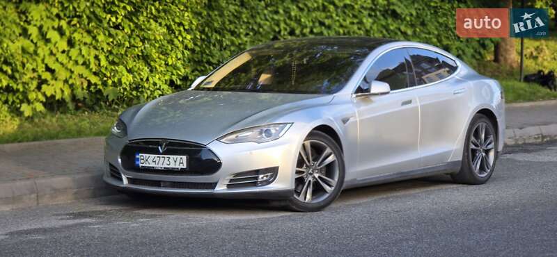 Лифтбек Tesla Model S 2015 в Ровно