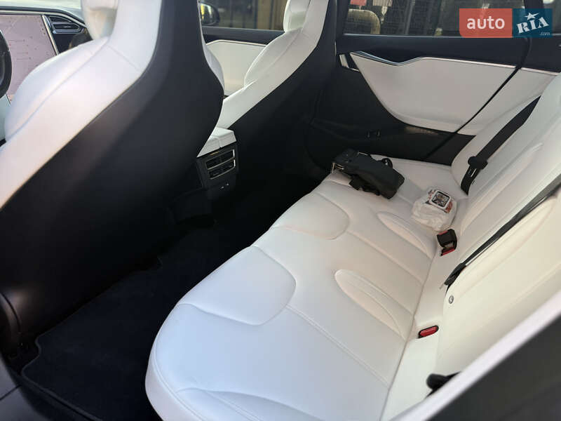 Ліфтбек Tesla Model S 2017 в Львові