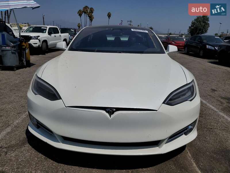 Ліфтбек Tesla Model S 2018 в Львові