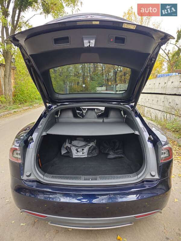 Лифтбек Tesla Model S 2015 в Киеве