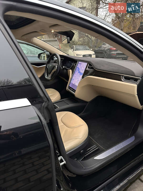 Лифтбек Tesla Model S 2015 в Черновцах