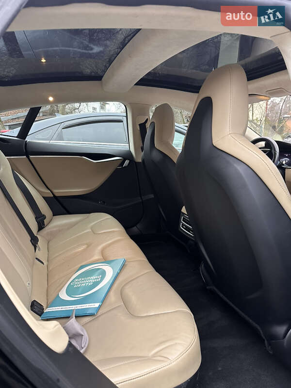 Лифтбек Tesla Model S 2015 в Черновцах