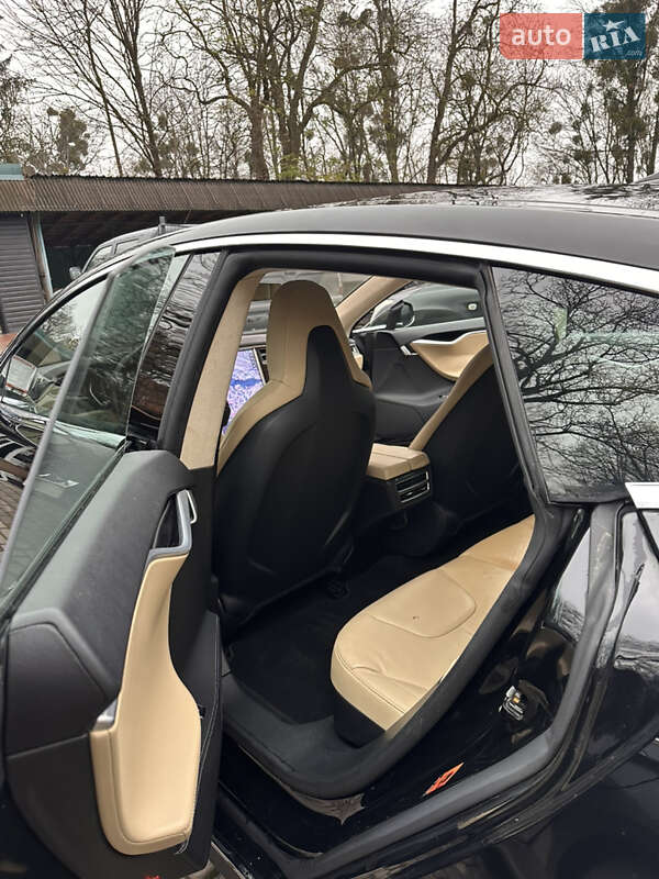 Лифтбек Tesla Model S 2015 в Черновцах
