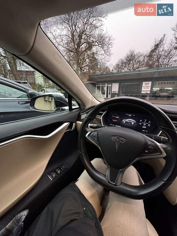 Лифтбек Tesla Model S 2015 в Черновцах