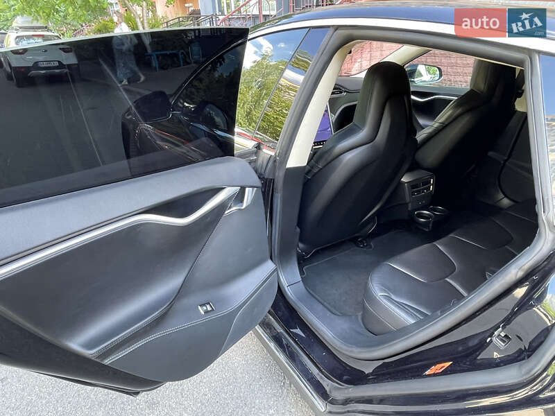 Лифтбек Tesla Model S 2015 в Киеве