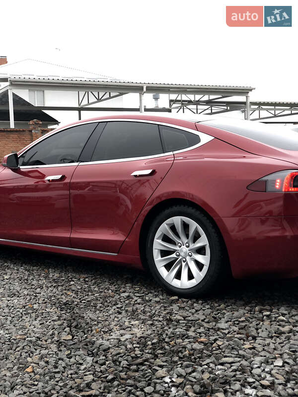 Ліфтбек Tesla Model S 2016 в Чернівцях