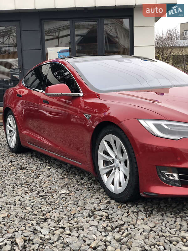 Ліфтбек Tesla Model S 2016 в Чернівцях