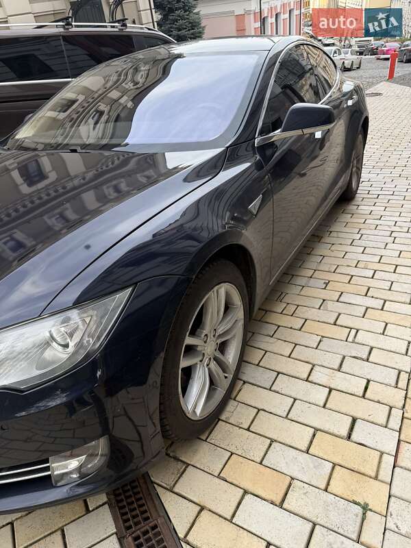Лифтбек Tesla Model S 2015 в Киеве