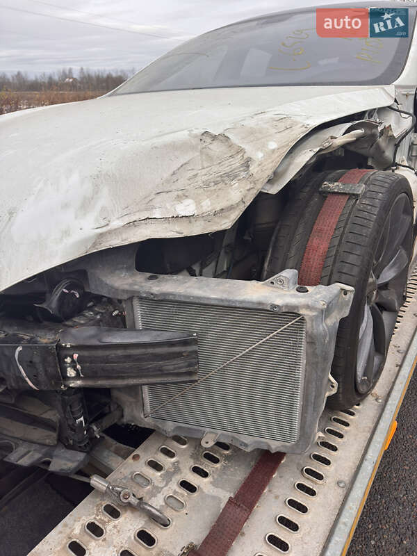 Ліфтбек Tesla Model S 2013 в Львові
