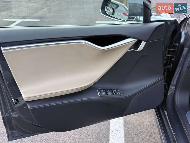 Лифтбек Tesla Model S 2017 в Киеве фото 6 Лифтбек Tesla Model S 2017 в Киеве
