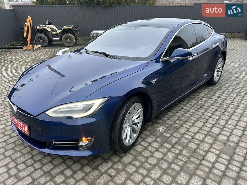Ліфтбек Tesla Model S 2017 в Львові