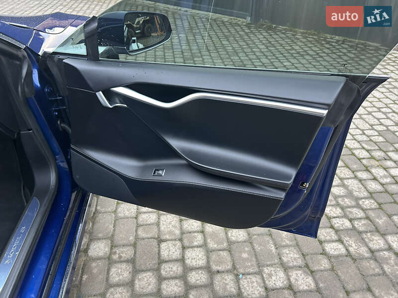 Ліфтбек Tesla Model S 2017 в Львові