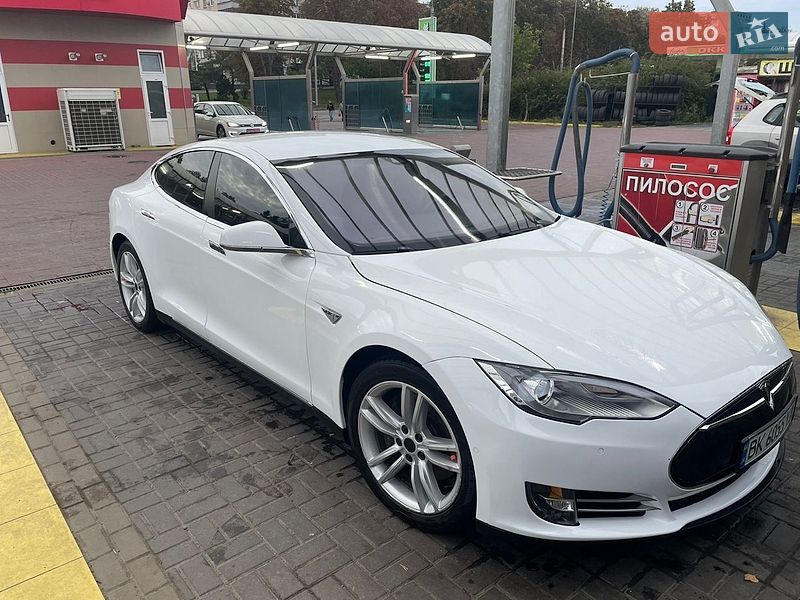 Лифтбек Tesla Model S 2015 в Ровно