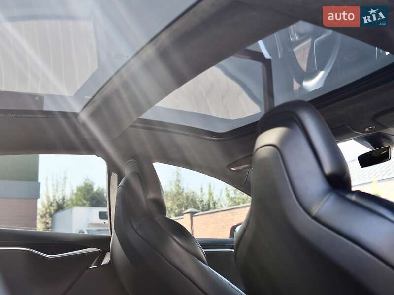 Лифтбек Tesla Model S 2017 в Сходнице