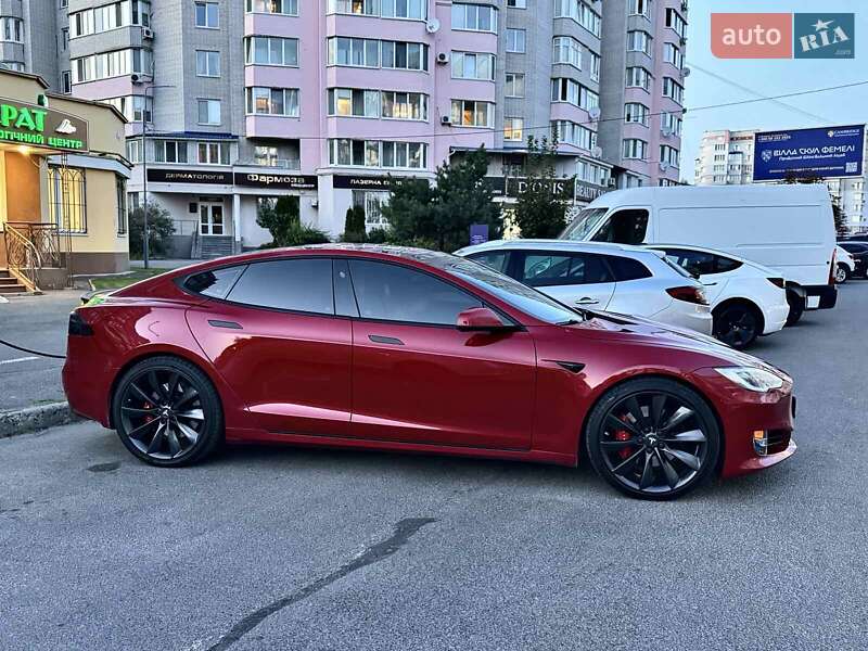 Лифтбек Tesla Model S 2017 в Сходнице