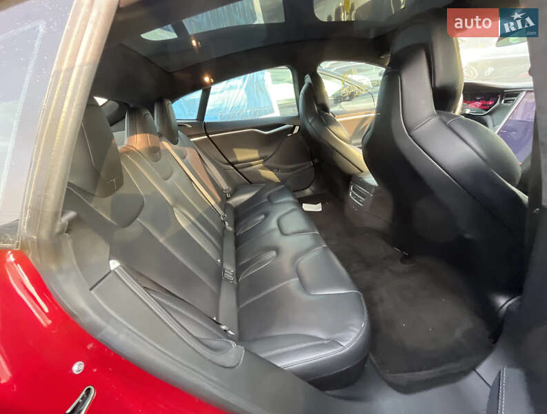 Лифтбек Tesla Model S 2017 в Львове