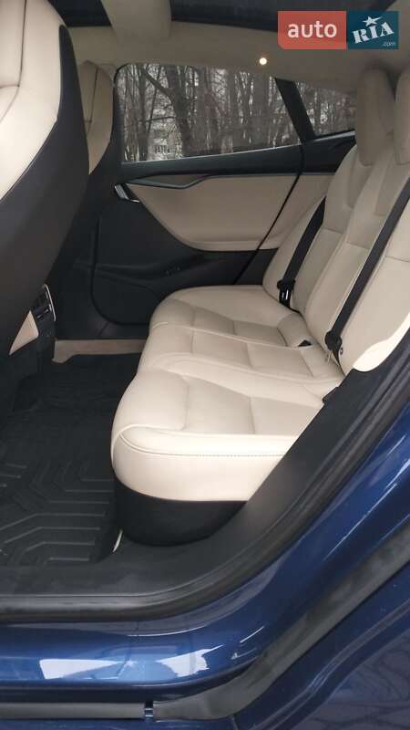 Лифтбек Tesla Model S 2018 в Львове