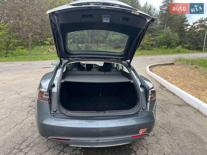 Лифтбек Tesla Model S 2013 в Саврани