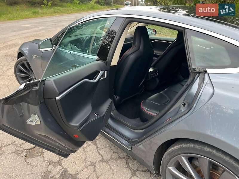 Лифтбек Tesla Model S 2013 в Саврани