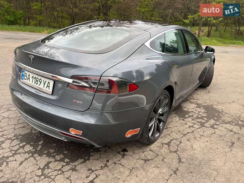 Лифтбек Tesla Model S 2013 в Саврани