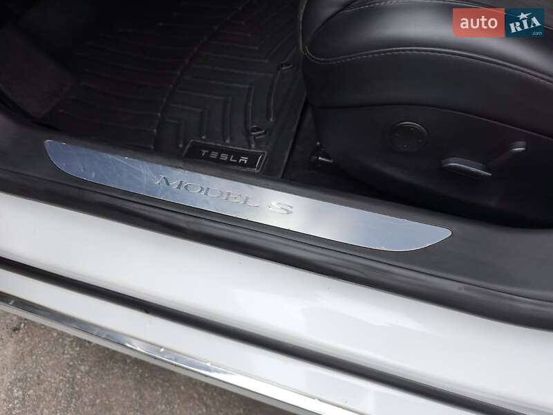 Лифтбек Tesla Model S 2018 в Киеве фото 51 Лифтбек Tesla Model S 2018 в Киеве