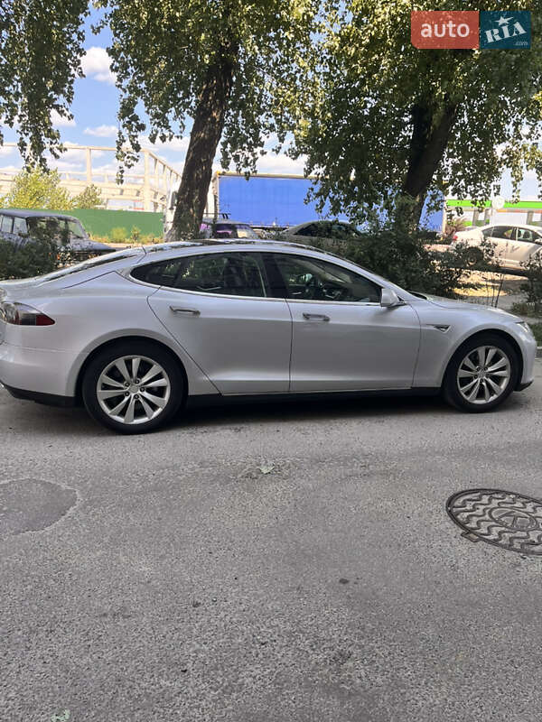 Ліфтбек Tesla Model S 2013 в Києві