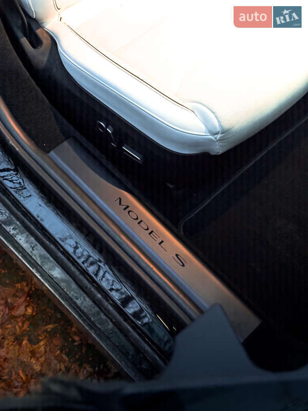 Ліфтбек Tesla Model S 2022 в Тернополі