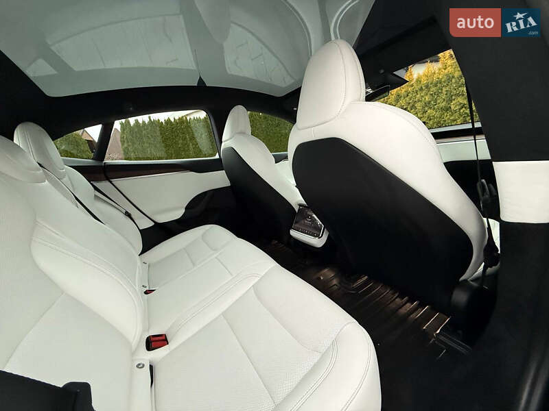 Ліфтбек Tesla Model S 2023 в Стрию