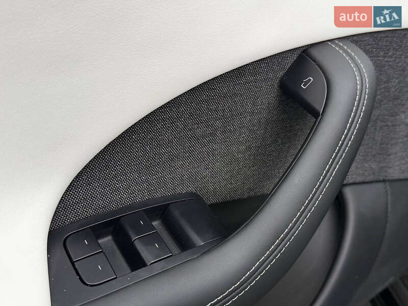 Ліфтбек Tesla Model S 2023 в Стрию