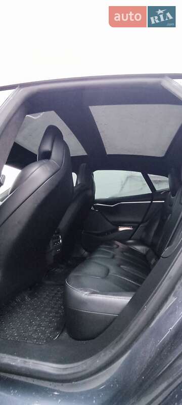 Лифтбек Tesla Model S 2016 в Сарнах