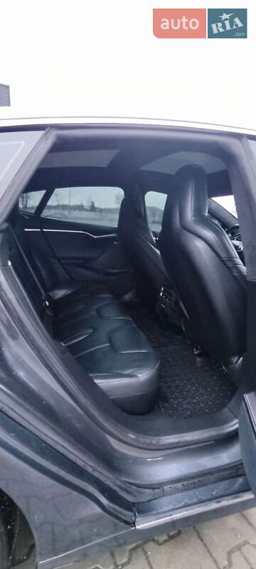 Лифтбек Tesla Model S 2016 в Сарнах