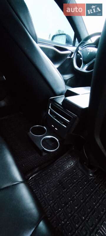 Лифтбек Tesla Model S 2016 в Сарнах