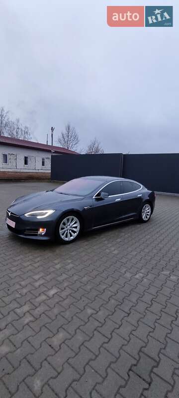 Лифтбек Tesla Model S 2016 в Сарнах