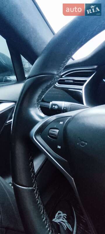 Лифтбек Tesla Model S 2016 в Сарнах